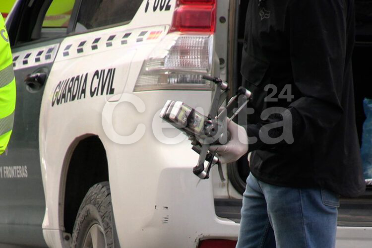 La Guardia Civil y Bomberos recuperan un narcodrón que cayó en un árbol